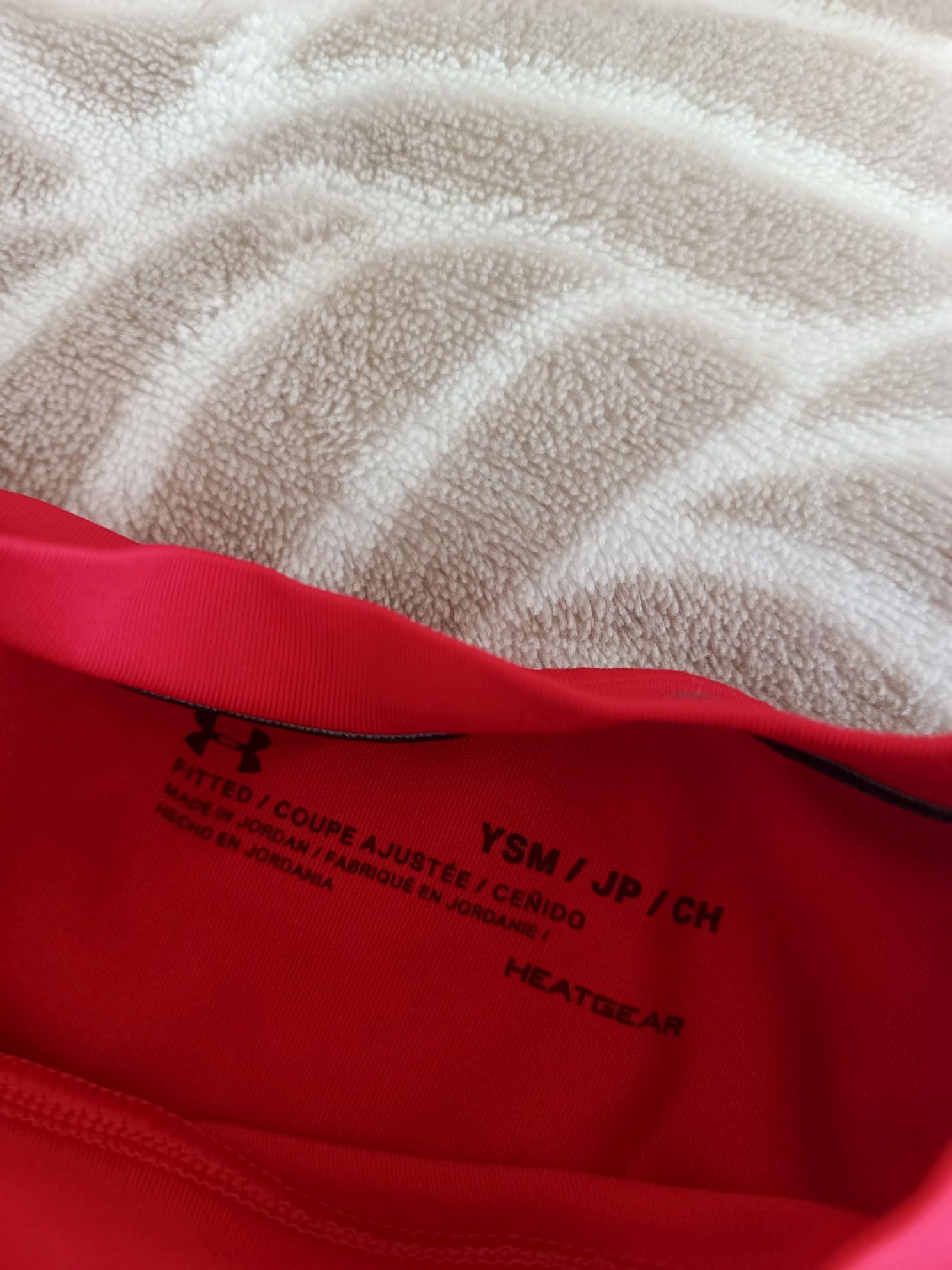 Krwisto-czerwona koszulka sportowa 128 Under Armour ysm  – do ćwiczeń