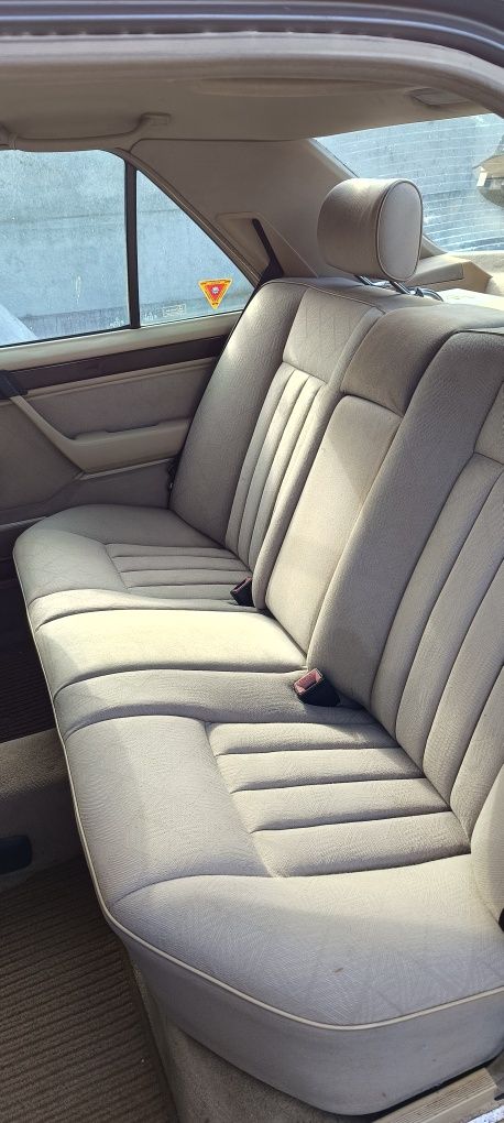 Mercedes W124 sedan, wnętrze, beżowe, fotele
