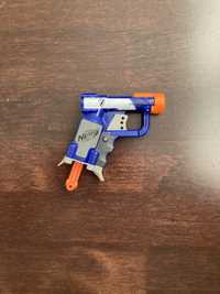 Proca z malym pistoletem NERF