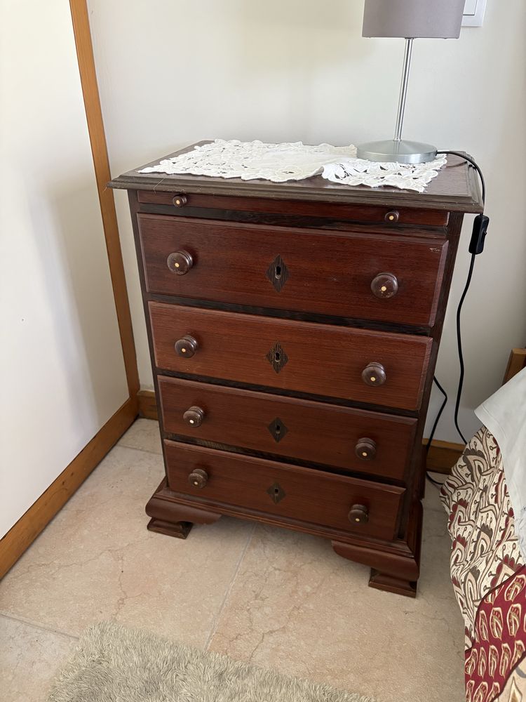 Mobilia de Quarto D. Maria (Comoda e mesas Cabeceira)