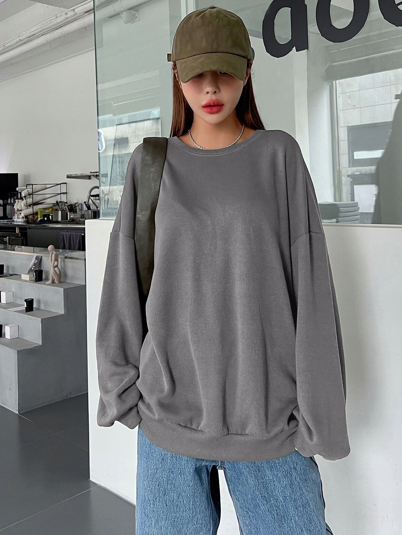 Sweterek Damski Oversize Z Obniżonymi Ramionami Szary Casual Dazy M 38