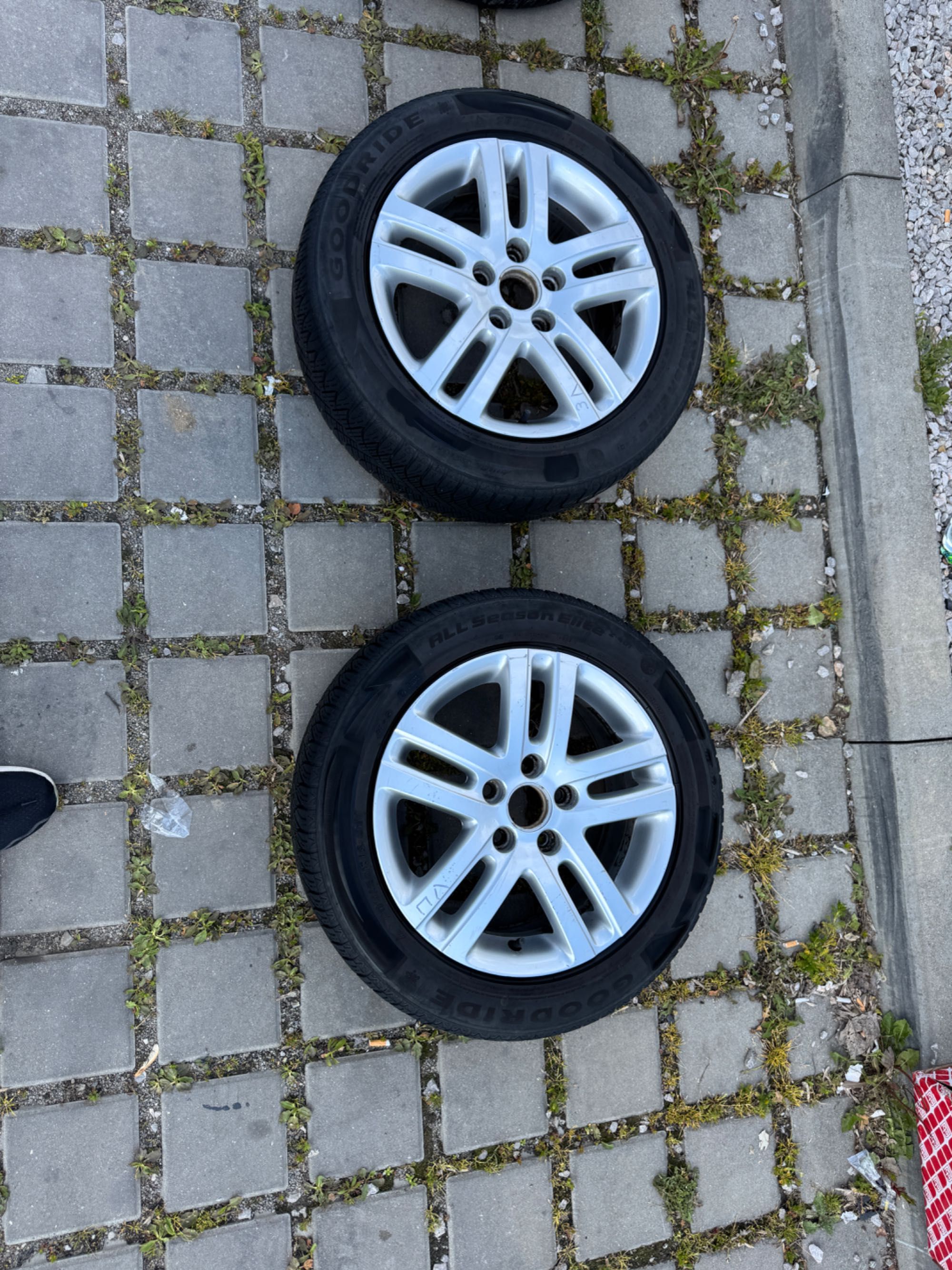 Sprzedam felgi z oponamy,opony
wielosezonowe 2020 roku