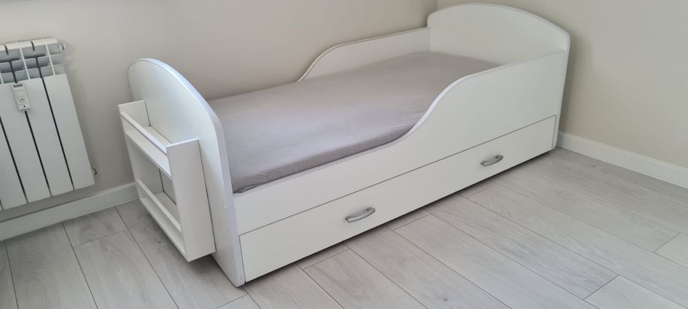 Łóżko dziecięce, białe.