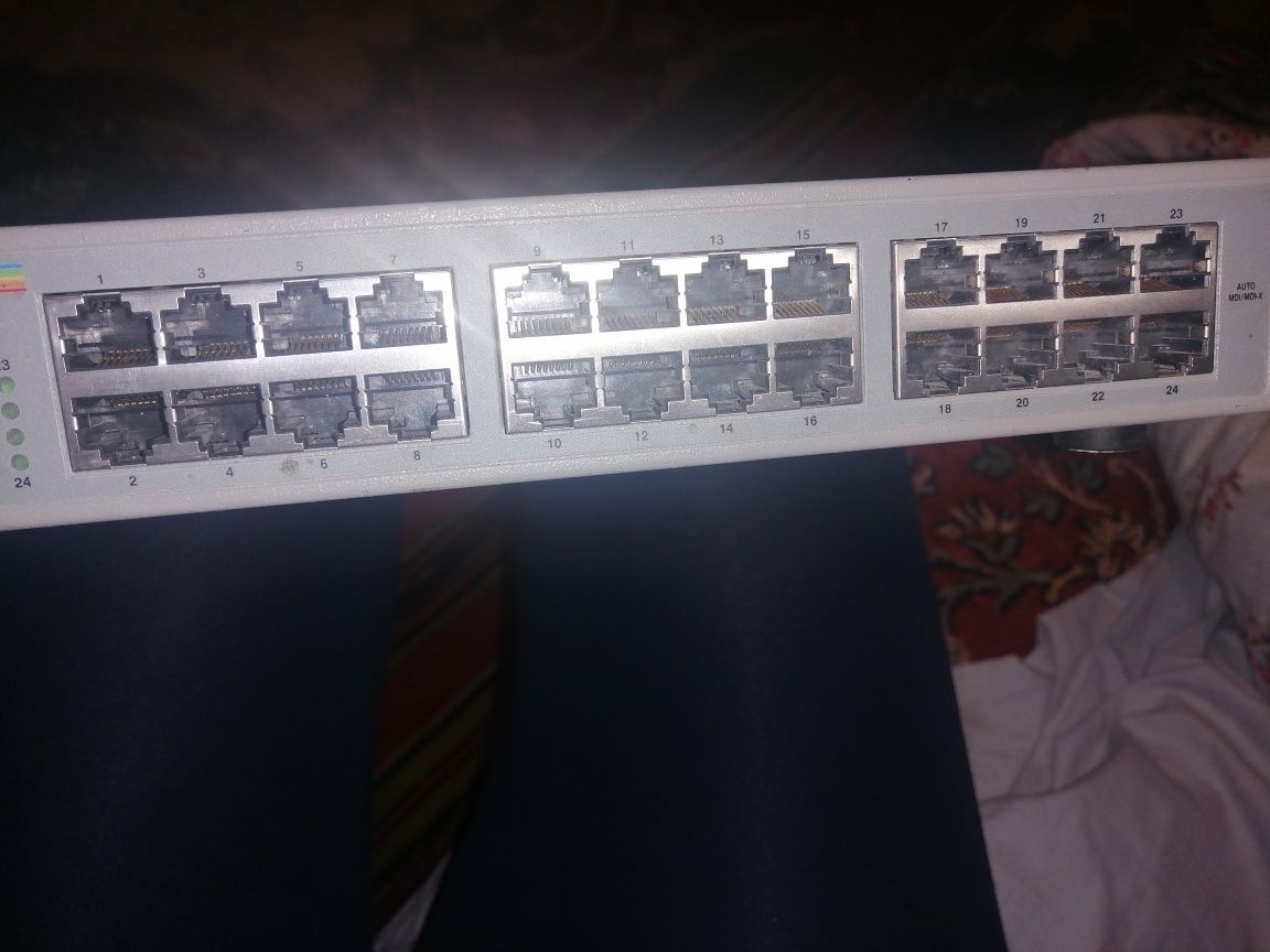 Продам Б/У Коммутатор неуправляемый Allied Telesis AT-FS724L 24 порта