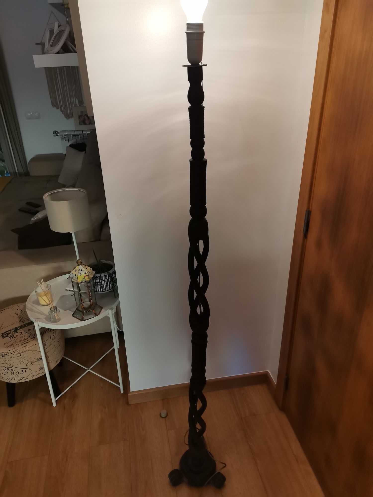 Candeeiro de pé em pau preto