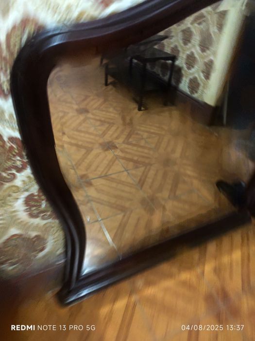 Espelho grande com moldura em madeira