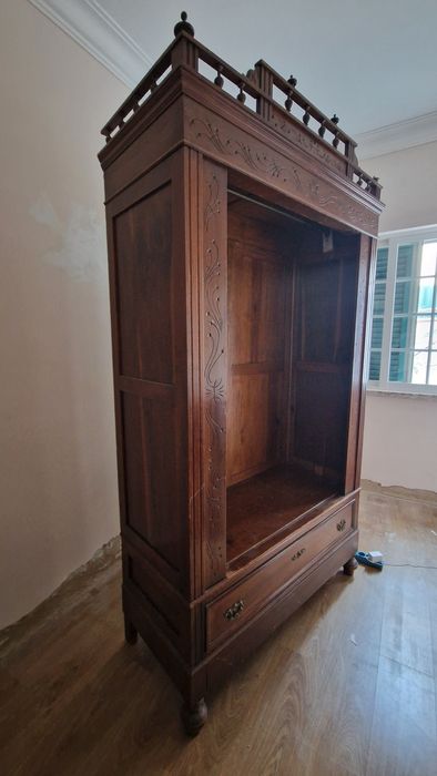 Armário antigo com porta de espelho
