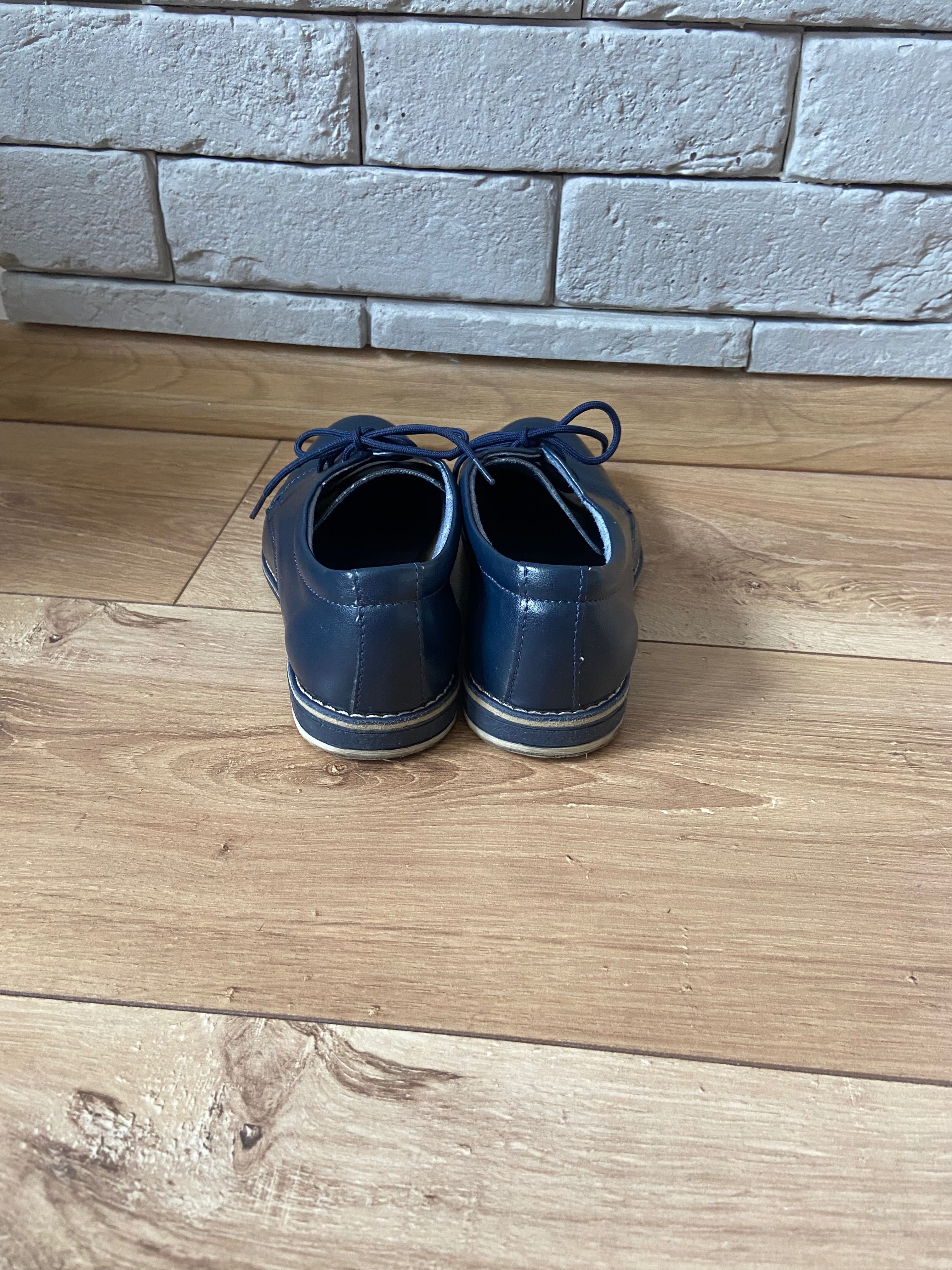 Granatowe buty dla chłopca