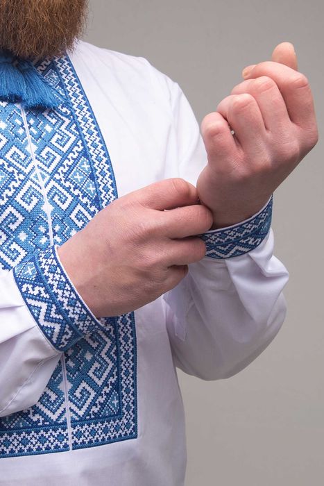 Чоловіча вишиванка з синьою вишивнкою
