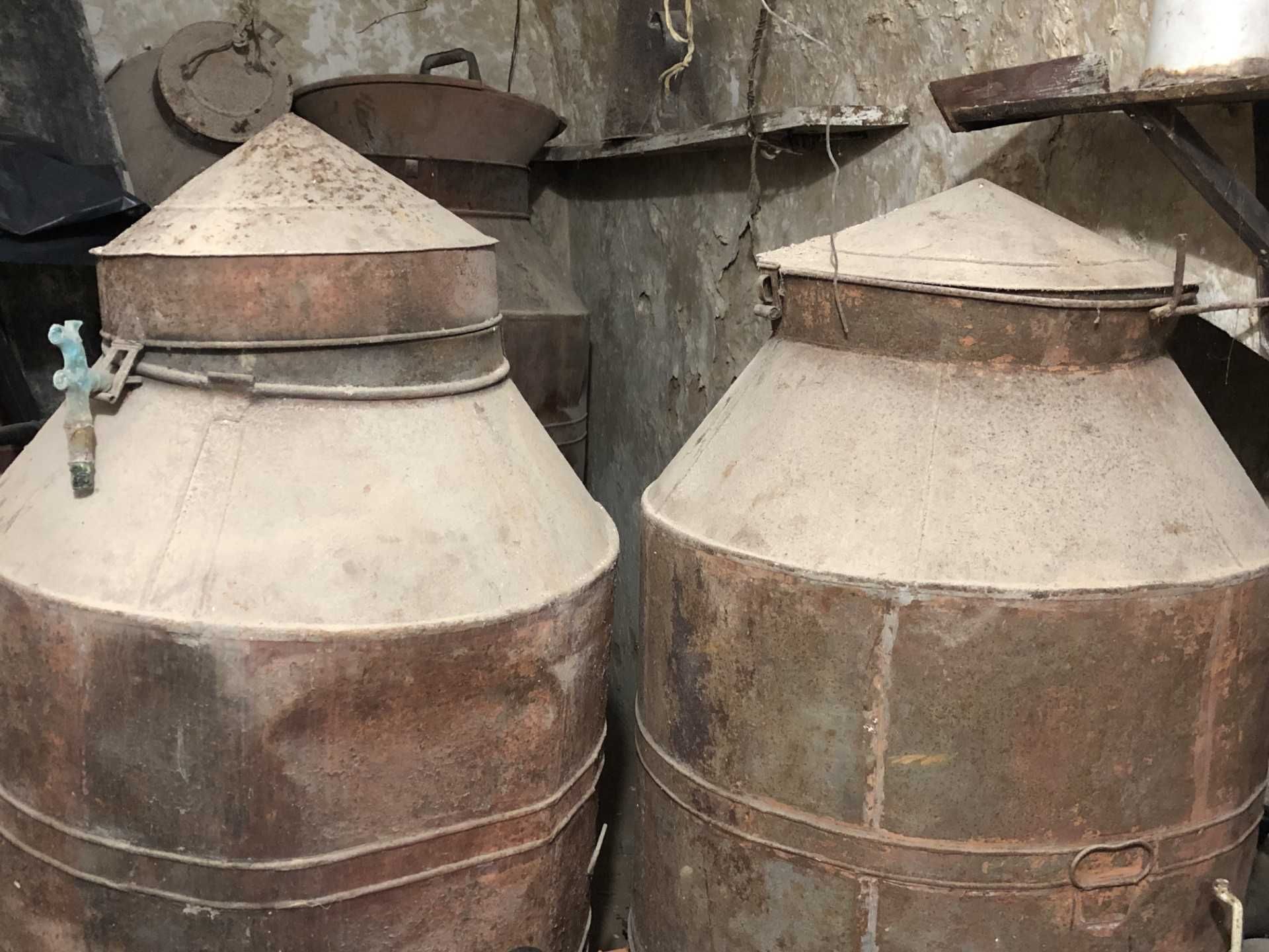 Talhas antigas de azeite, em lata, em bom estado.