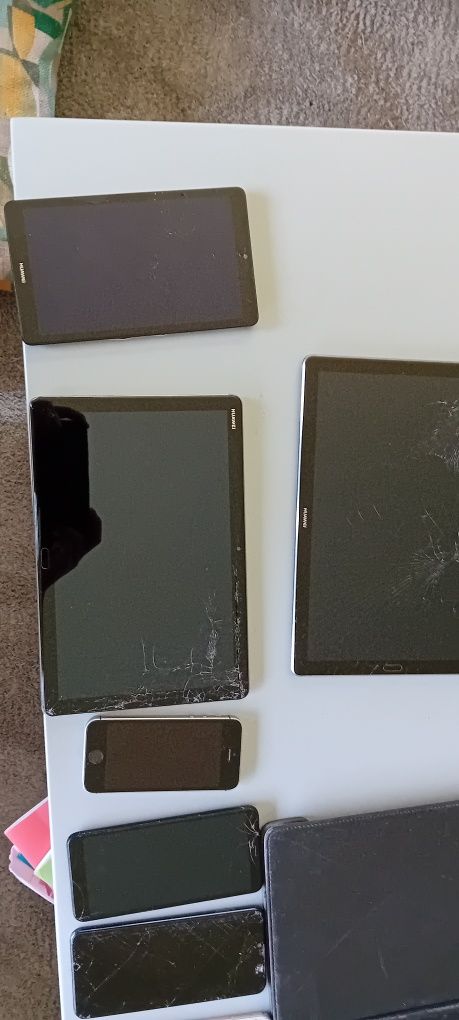 8 telemóveis e tablets e 2 capas de tablets e 6 capas de telemóvel