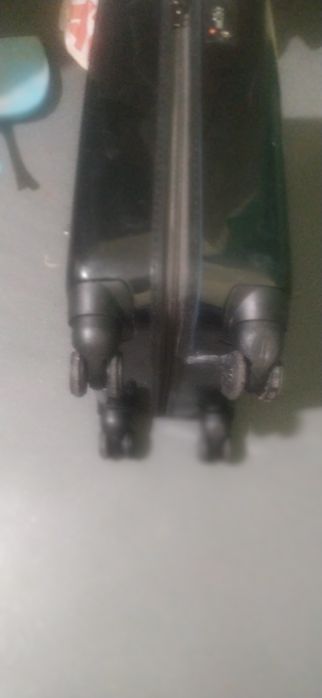 Дорожный чемодан на колесах