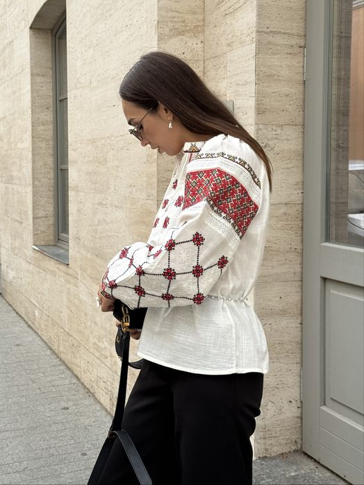 Жіноча вишиванка в НАЯВНОСТІ