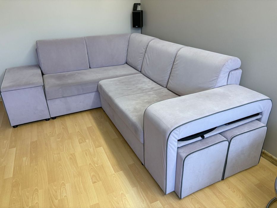 Rogówka z funkcją spania, cztery pufy, duża przestrzeń przechowywania