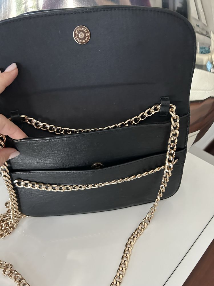 Bolsa preta com dourado como Nova