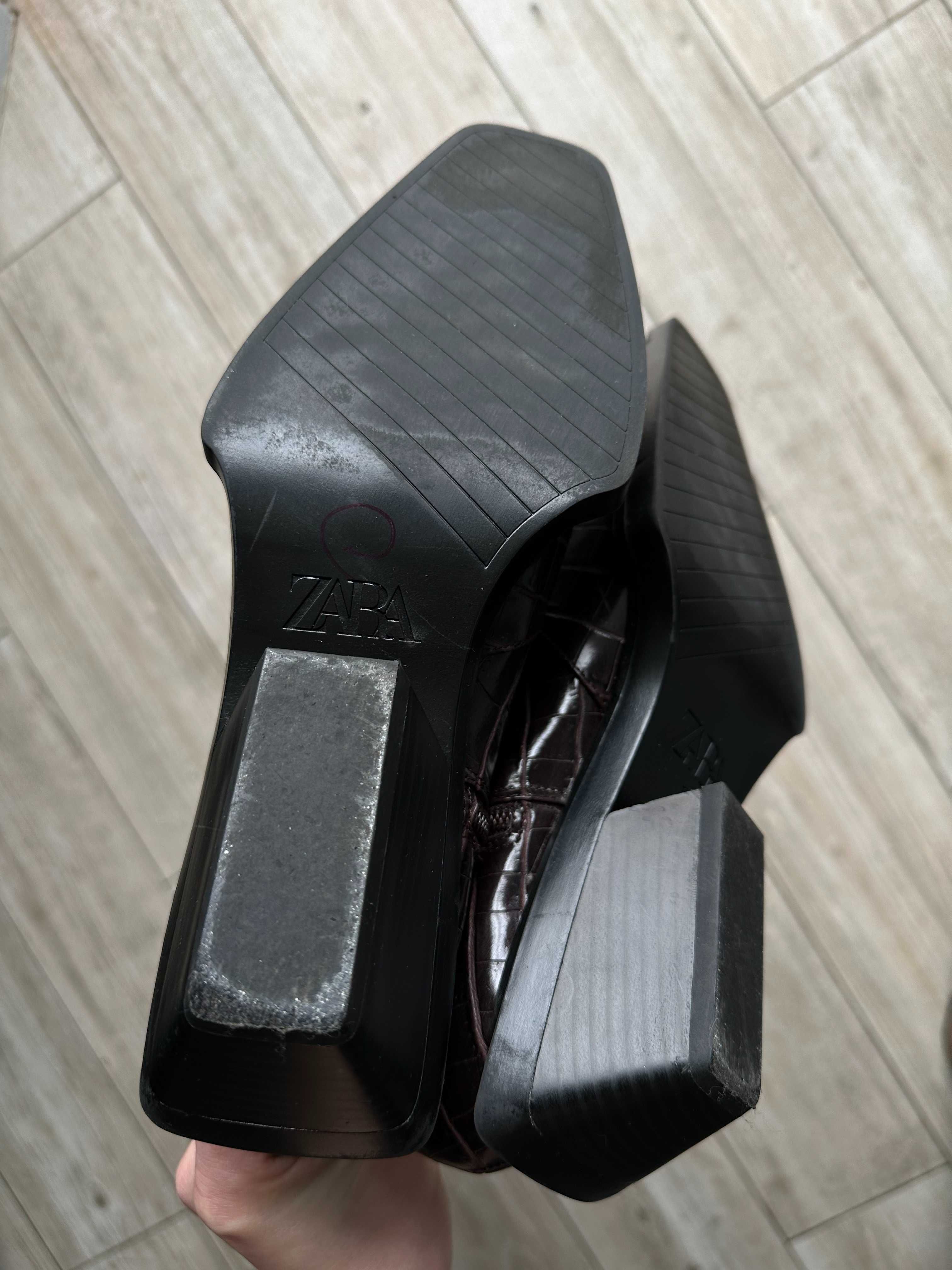 Високі чоботи козаки Zara коричневого кольору під крокодила, р. 39-40