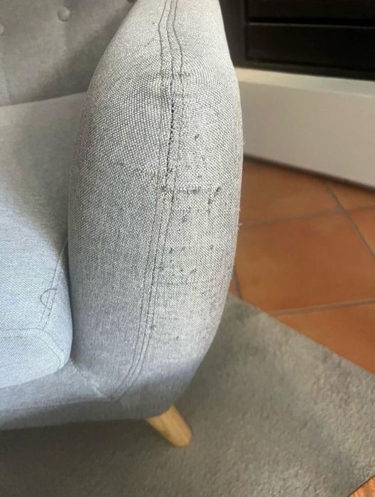 Cadeirão individual em capitonê - cinzento