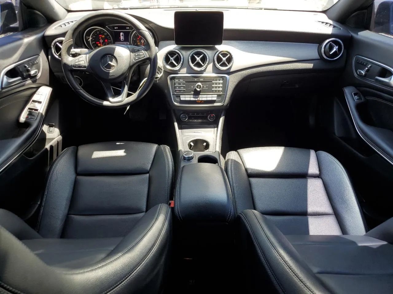 Mercedes-Benz CLA Dynamiczny i oszczędny samochód w transporcie