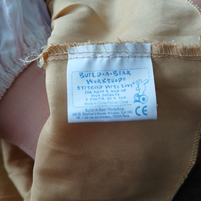 Śliczna lalka z długimi włosami.