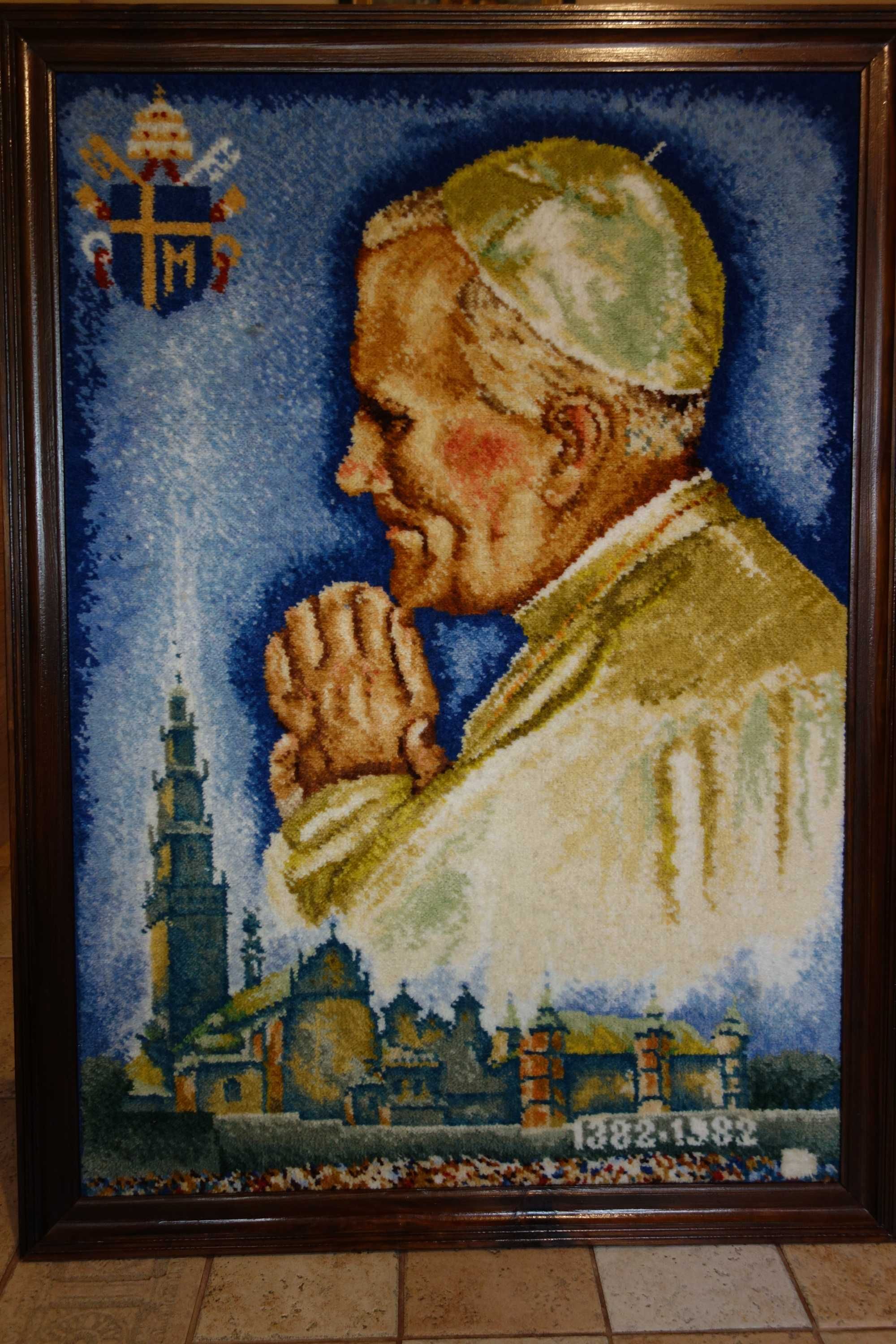 Gobelin papież Jan Paweł II w stylowej drewnianej ramie