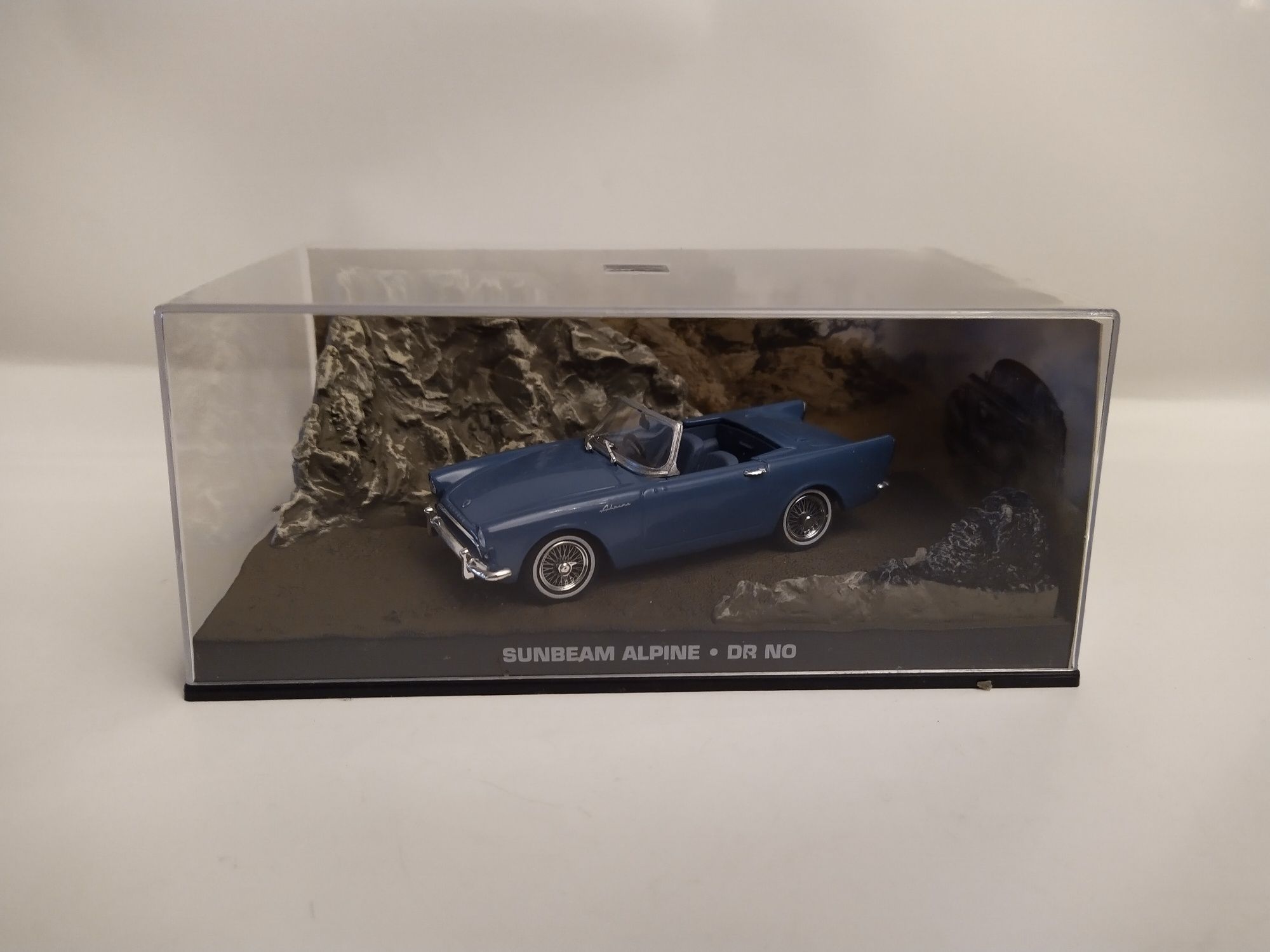 Sunbeam Alpine James Bond wersja bez figurki Skala  1:43