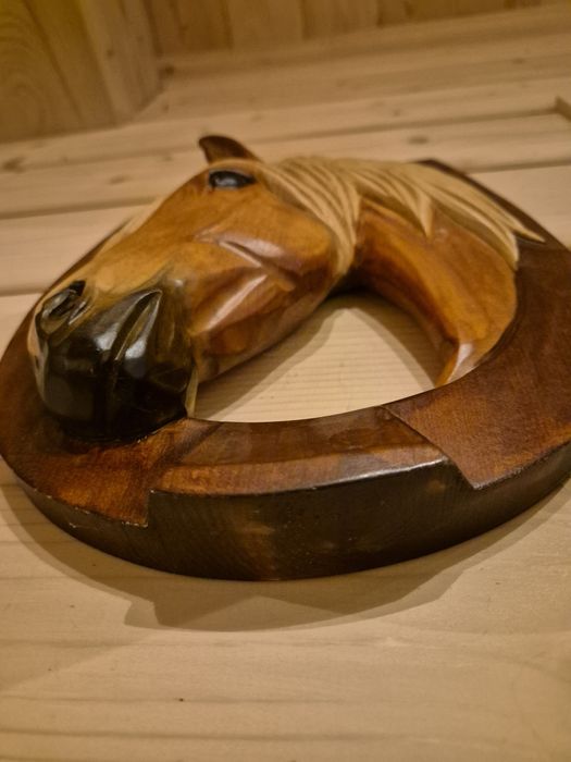 Drewniana podkowa duża z rzeźbą konia