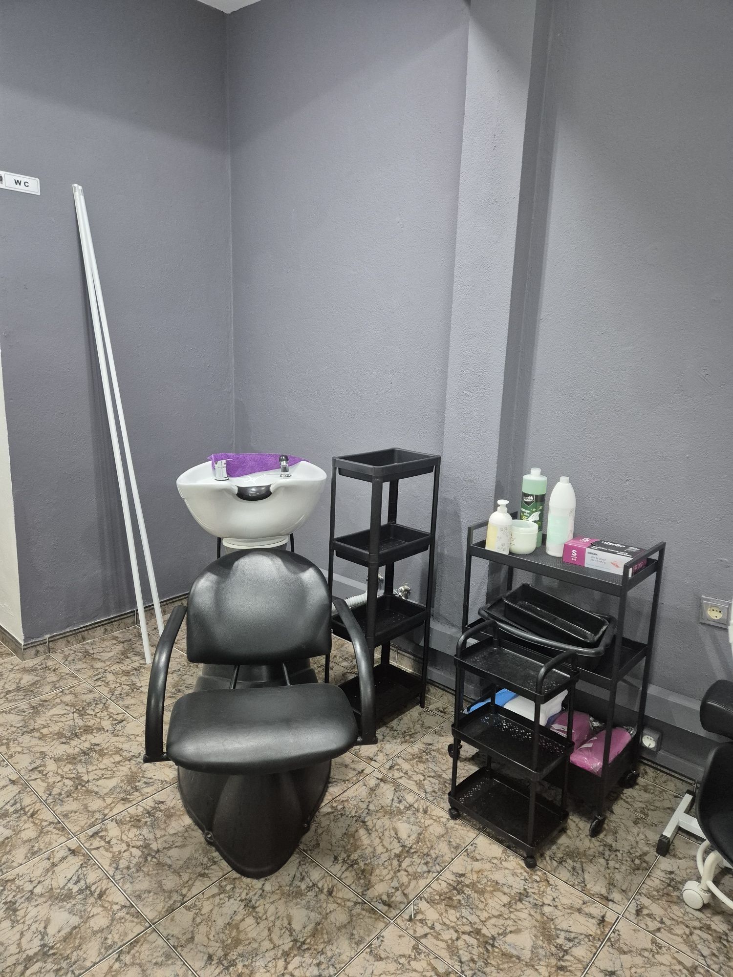 Trespasse de salão de beleza na baixa da banheira