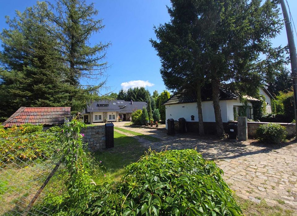 Dom wolnostojący + duży garaż, piękny ogród, duża działka, bez pośredn