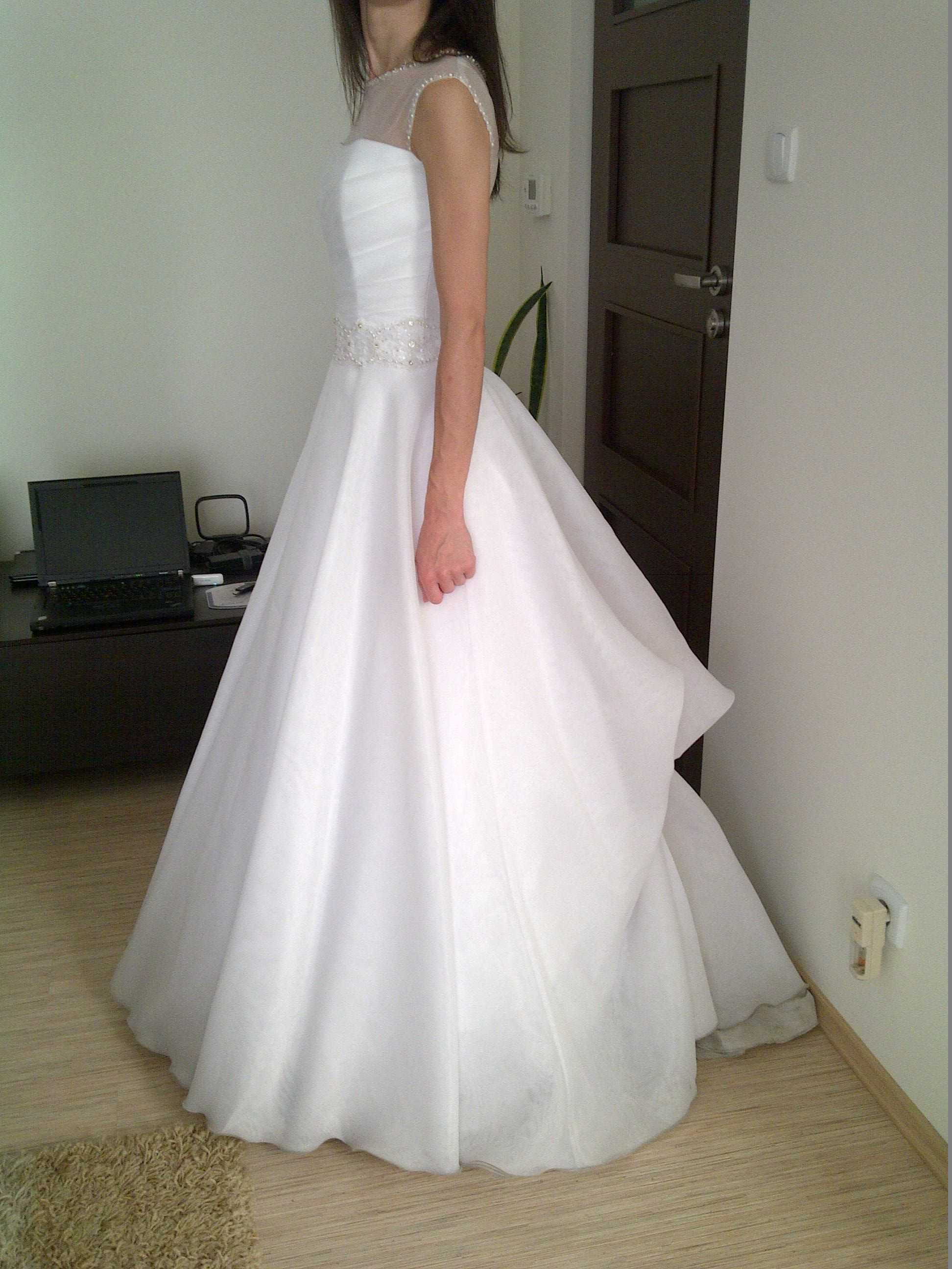 Suknia ślubna z trenem (biała)