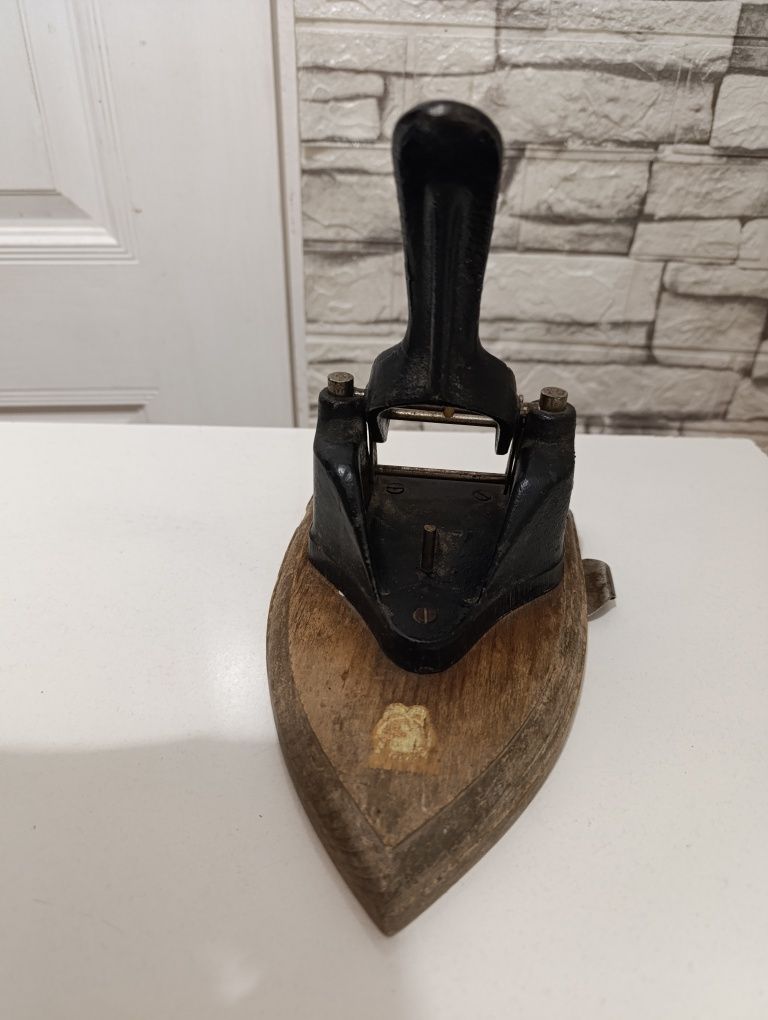 Żeliwny dziurkacz biurowy Delfin PRL vintage