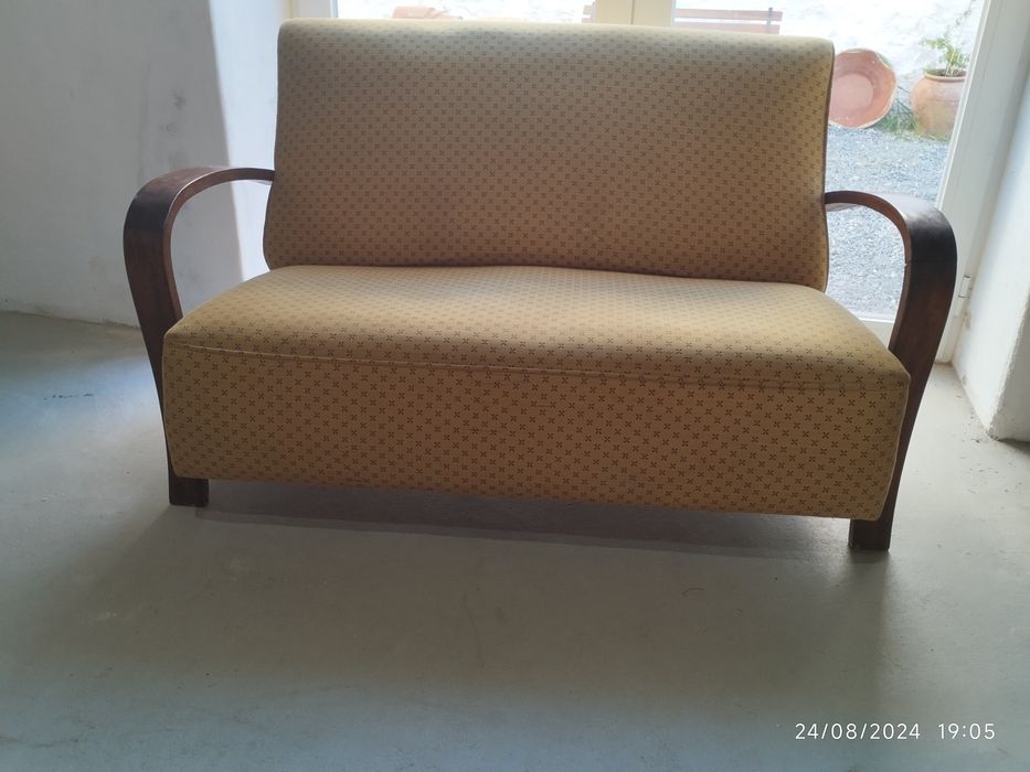 Sofá rústico, antigo,em muito bom estado. Braços e pés em boa madeira.