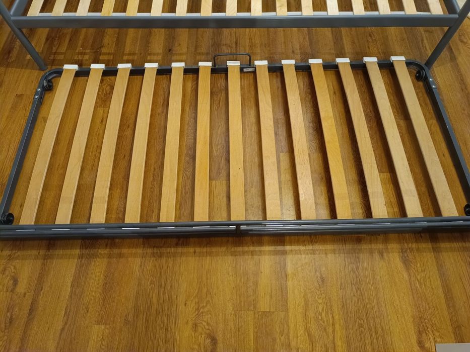 Łóżka Ikea Svarta-leżanka + dodatkowe wysuwane łóżko