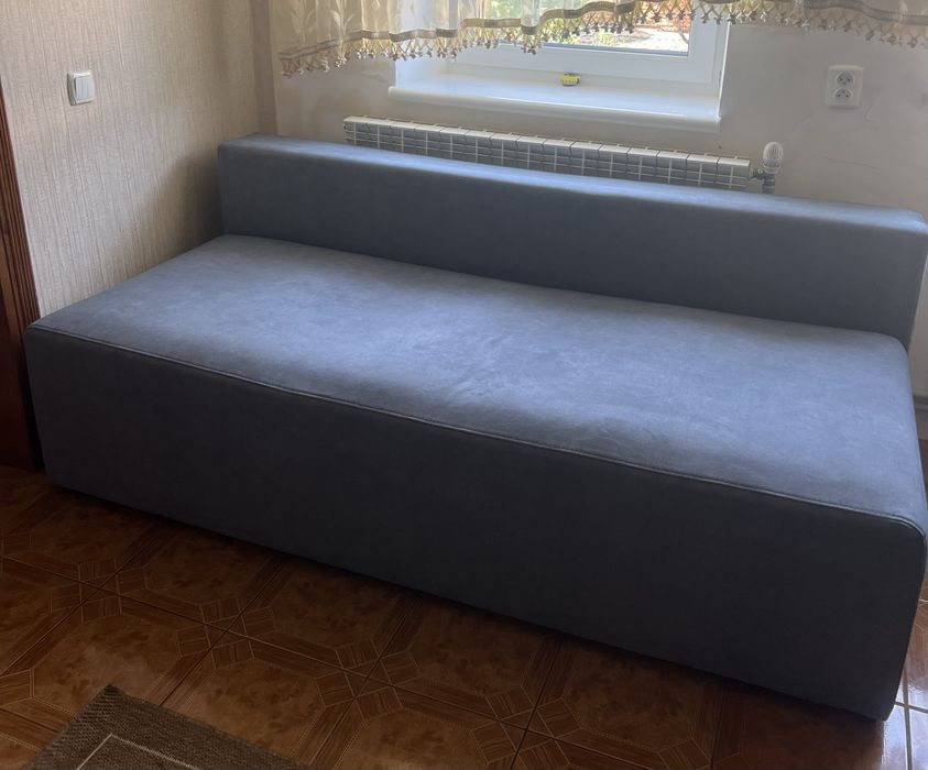 Диван- ліжко з подушками