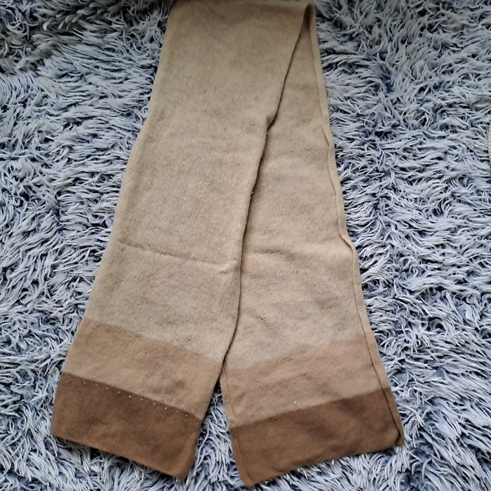 Ciepły szal w kolorach beżu wełna