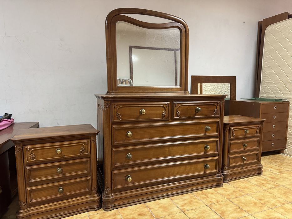 Comoda e mesas de cabeceira