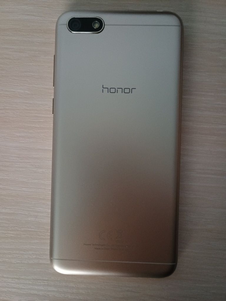 Смартфон Huawei Honor 7A + 3 чехла