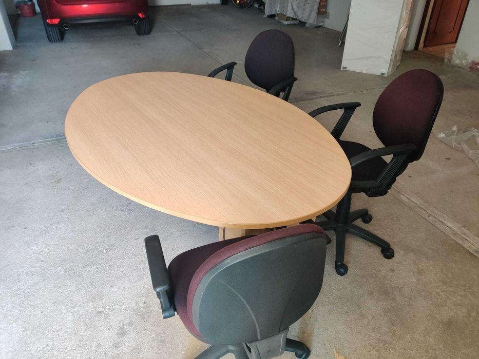 Mesa e cadeiras de escritório