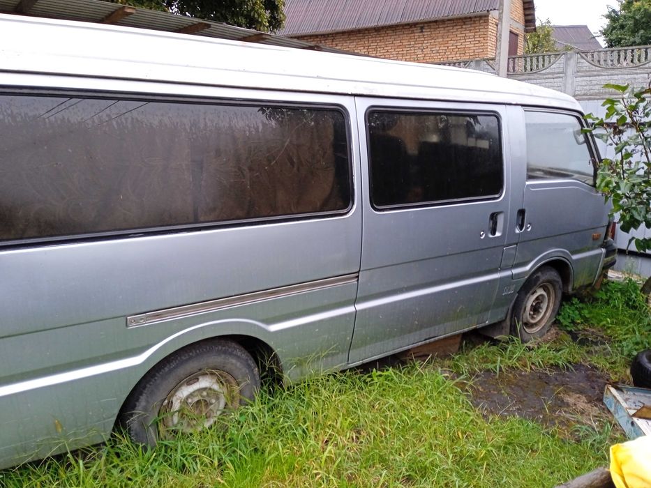 Бус Mazda E2200 пасажир