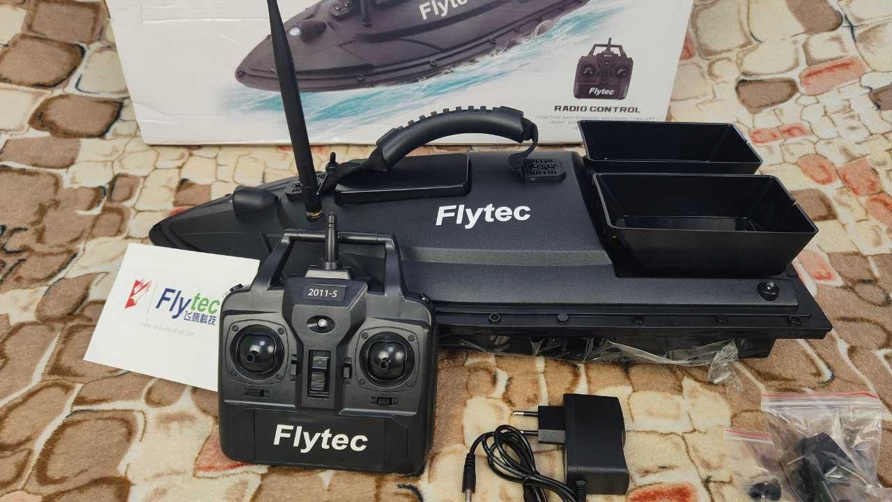 Кораблик на пульті для завозу прикормки рибалки Flytec 5200 mah