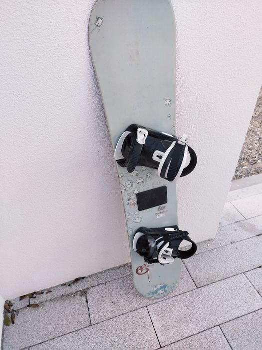 Deska snowboardowa z wiązaniami