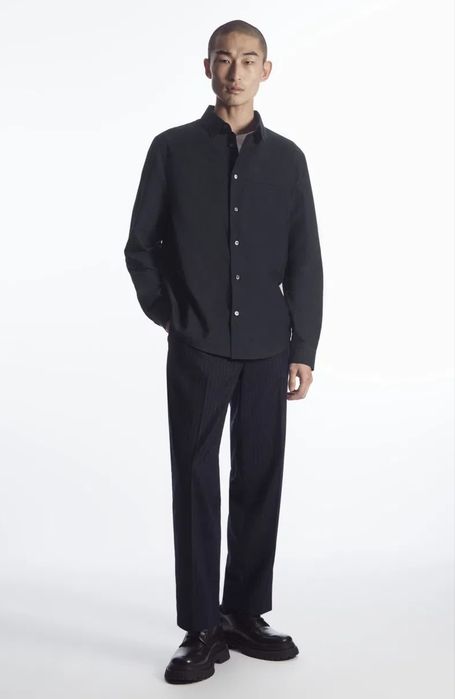 Cos чоловіча поплінова сорочка в темно синьому кольорі eu 38