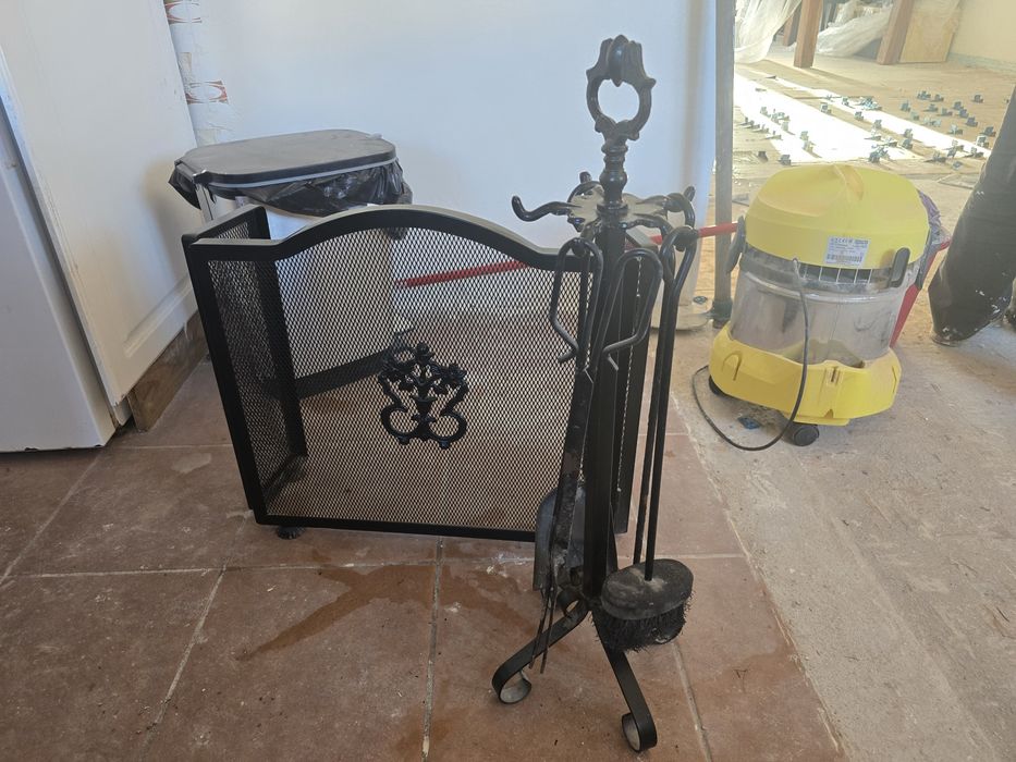 Proteção de lareira e conjunto para lareira