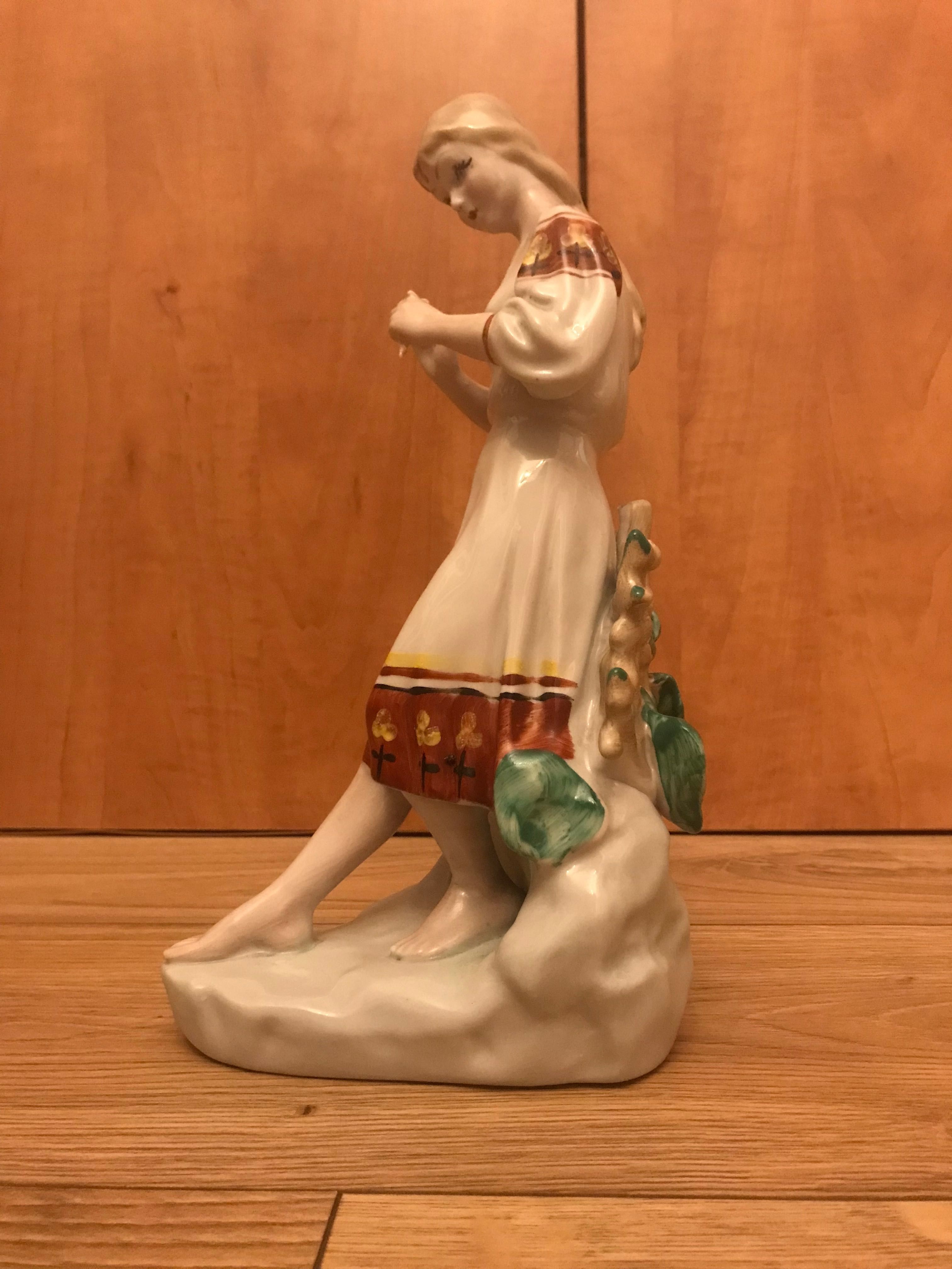 Figurka z porcelany dziewczyna z kwiatkiem