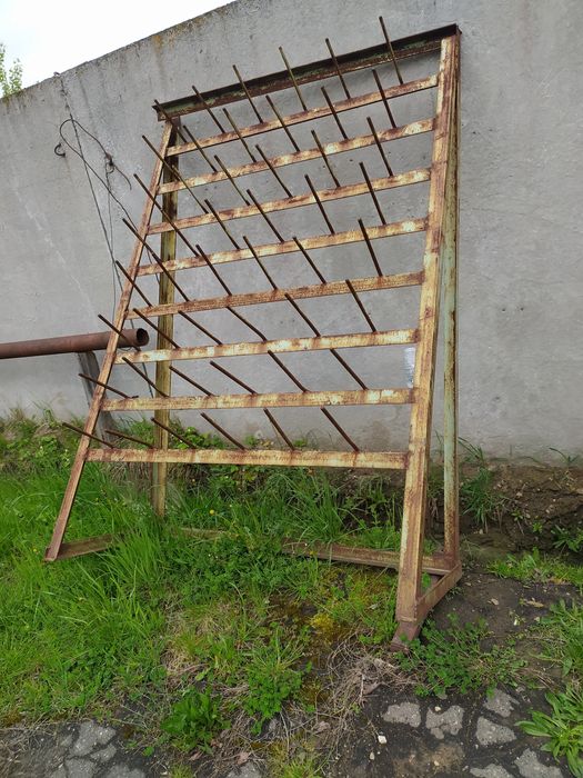 Тара металева різних розмірів.