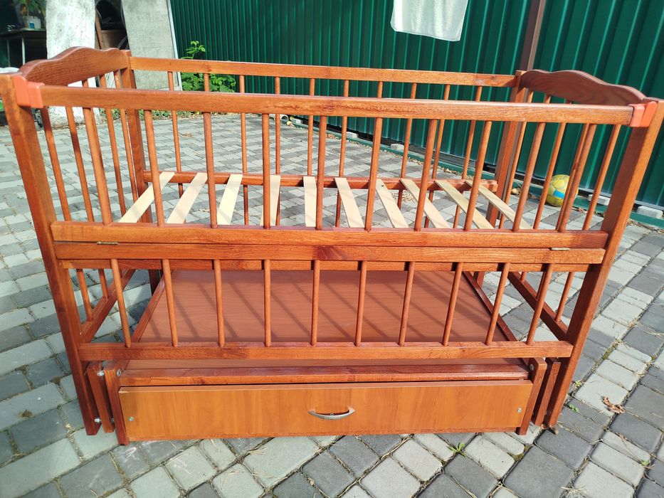 Дитяче ліжечко з маятникоподібним механізмом.