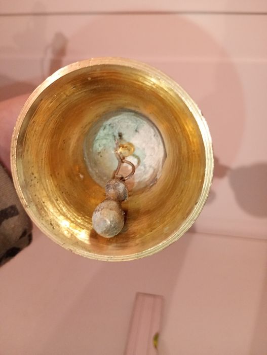 Dzwonek turecki z rzeźbą figurki