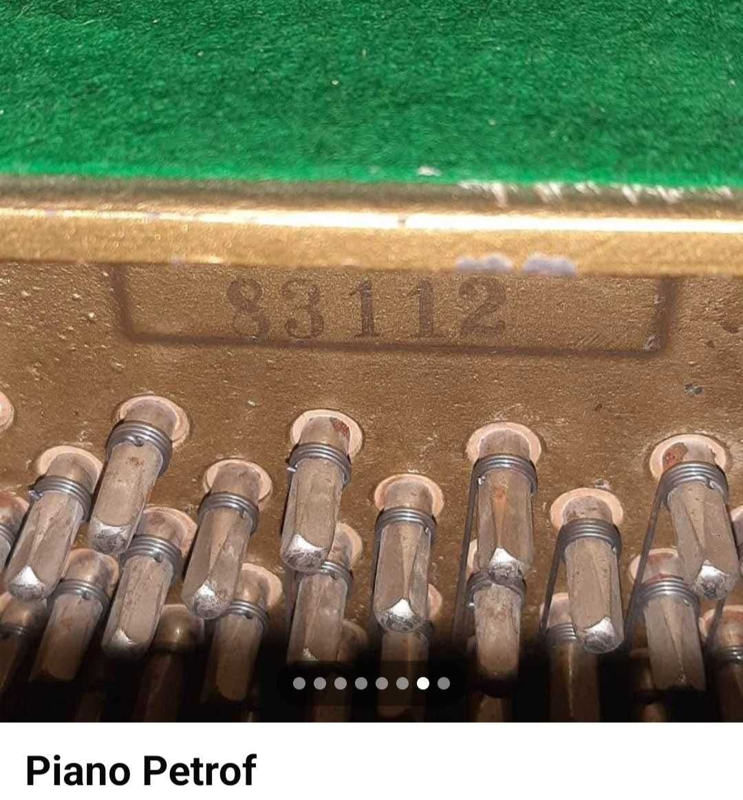 Piano Petrof em preto brilhante