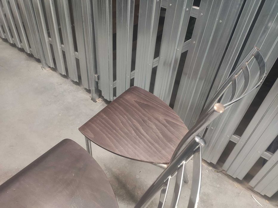 Krzesła metalowo-drewniane (2szt: stabilne)+Krzesełko IKEA dla dziecka