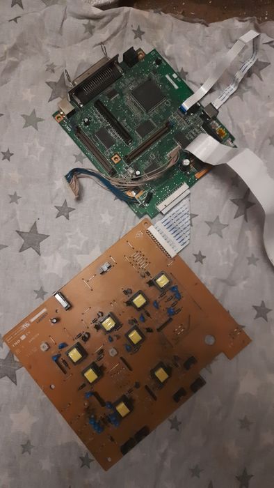 Плати з радіодеталями.