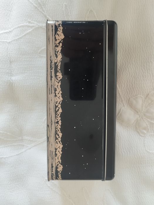 Caixa metálica da famosa banda desenhada de Tintim, Explorando a Lua.